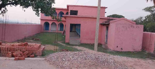 प्राथमिक विद्यालय की चहारदीवारी निर्माण पर दबंगों ने लगाई रोक, प्रशासन बनी मुकदर्शक 
